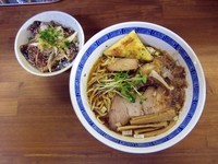 「らーめん700円＋ランチかつおタタキ丼280円」@らーめん かつお拳の写真