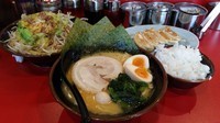 「醤油+モヤキャベ+味玉＋無料餃子」@横浜家系ラーメン 五反田 大和家の写真