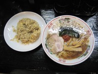 「背脂辛みそらーめん(半チャーハン付)750円」@半チャンラーメンの店 つかさの写真