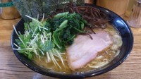 「ラーメン(麺硬め)+きくらげ・かいわれ」@横横家の写真