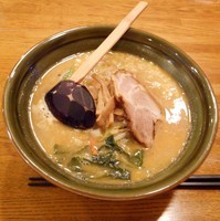 「みそらーめん（790）＋生ビール（グラス 280円）」@宝龍の写真