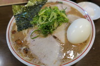 「Web限定 らーめん 中 味濃いめ＋麺硬め＋ニンニク」@豚骨発祥久留米ラーメン くるめや 浅草店の写真