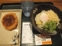 「温玉ぶっかけ小(冷)300円＆コロッケ120円(無料に)」@はなまるうどん 新宿甲州街道店の写真