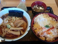 「ラーメン＋かつ丼」@カレーとラーメン 白石の写真