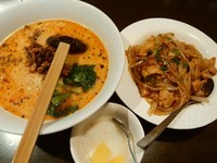 「日替わりランチ（焼肉丼と担々麺）980円」@上海華龍 ヤマダ電機LABI1高崎店の写真