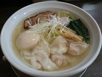 「ワンタン麺(しお)870円＋味玉(ランチサービス)」@麺屋 くらら 志木店の写真