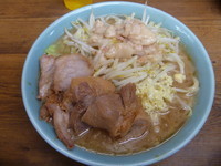 「ぶた入りラーメン（にんにく少な目、アブラ）　８００円」@ラーメン二郎 池袋東口店の写真