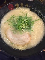 「博多ラーメン、替え玉サービス、大盛りライスサービス」@博多ラーメン つるの写真