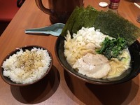 「ラーメン+のり増し+ライス／￥730+100+100」@横浜家系ラーメン 壱角家 南池袋店の写真
