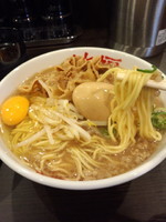 「〖オープン記念価格〗肉玉そば（大盛同料金・生卵付）500円」@徳島中華そば 徳福 神田店の写真