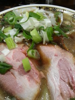 「すごい煮干しラーメン８２０円+駒ネギ１００円」@すごい煮干ラーメン凪 渋谷東口店の写真