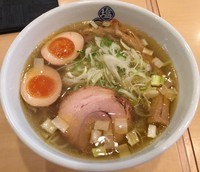 「塩ラーメン琥珀大人の燻製味付玉子（￥885）」@塩逸品 五代目 けいすけの写真