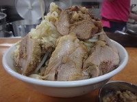 「豚ラーメン(900円)(ヤサイニンニクアブラトウガラシ)」@ラーメン荘 歴史を刻め 六甲道の写真