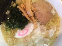 「塩らーめん（中太麺）780円（ワンタン+120円）」@麺屋 せんりの写真