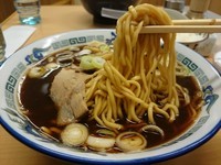 「富山ブラックラーメン(並)720円＋ライス160円」@喜八の写真