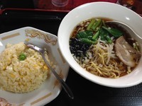 「ラーメンと半チャーハン（ランチ）」@中華家庭料理 新蕾軒の写真