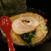 「豚骨醤油らーめん」@BOMBA家 藤沢駅南口店の写真
