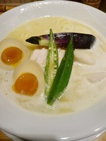 「鶏白湯SOBA(950円)+味玉(120円)」@銀座 篝の写真