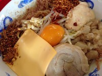 「まぜそば（中）＋スーパードライビール」@ジャンクガレッジ 東大宮店の写真