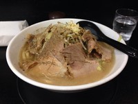 「ラーメン並 野菜ちょい増し ニンニク少し 魚粉入り」@自家製太麺 ドカ盛 マッチョ 三ノ宮店の写真