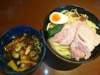 「冷やしもりそば（ハーフ＆ハーフ）＋ローストポーク＝￥930」@UNDER GROUND RAMENの写真