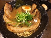 「かさね醤油ちゃーしゅう 880円 味玉クーポンサービス」@いっとうやの写真