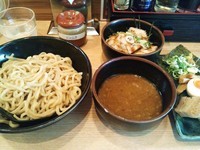 「超濃厚魚介つけ麺+炙りチャーシュー丼」@横浜家系らーめん春樹 江戸川橋店の写真