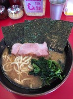 「ラーメン(家系ライト版豚骨醤油) 490円  中盛り無料」@家系ラーメン 王道の写真