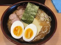 「佐賀熊本あっさりとんこつ らーめん+ゆで卵」@らーめん梅吉の写真