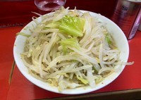 「小ラーメン600円 (麺少な目硬め、ヤサイニンニクカラメ)」@ラーメン二郎 三田本店の写真