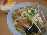 「ネギラーメン(650円)(硬め)、小ライス(100円)」@ラーメンショップ 新居浜店の写真