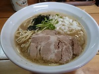 「濃厚煮干しそば750円＋缶ビール」@ときわ亭の写真