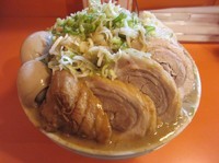 「ラーメン豚入り＋特盛（８９０円）＋味玉他」@ちばからの写真