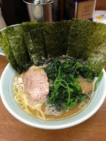 「ラーメン並＋ほうれん草＋海苔」@横浜ラーメン 武蔵家 北千住店の写真