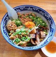 「期間・数量限定 海老味噌まぜそば～肉三昧!!～（800円）」@麺や 樽座 小宮店の写真