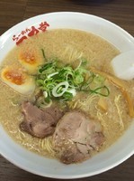 「鶏ガラ醤油 味玉ラーメン大盛」@らーめん一力堂 太田店の写真