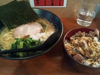 「豚骨醤油ラーメン（720円）+チャーシュー丼（200円）」@横浜家系らーめん 極楽家の写真