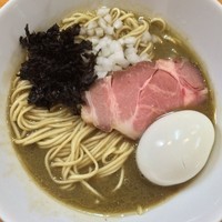 「特濃煮干ソバ・黒 ￥800円(味玉＋100円)」@煮干中華ソバ イチカワの写真