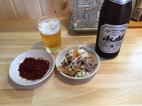 「スーパードライ＋お通し＋辛味」@自家製中華そば としおかの写真