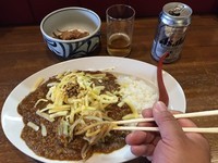 「アキラのカレーtpチーズ¥910とつまみ豚+銀麦×2」@ラーメンアキラの写真