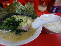 「ラーメン（並） 太麺　600円+半ライス100円」@鹿島家 鶴見店の写真