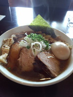 「醤油ラーメン　大盛り　全部入り」@らーめんダイニング 庵の写真