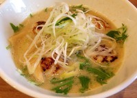 「築地直送 北海道産 元祖帆立白湯らぁめん（貝柱のせ）990円」@旨美麺 築一の写真