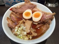 「チャーシューにぼしラーメン(930円)+味玉(サービス)」@にぼしらーめん とつきの写真