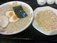 「背油醤油ラーメン味たま」@半チャンラーメンの店 つかさの写真