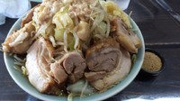 「小豚 魚粉 野菜増し にんにく増し アブラ増し からめ増し ¥8」@ラーメンかじろうの写真