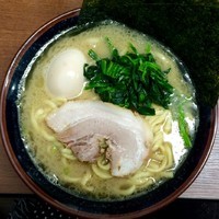 「ラーメン680円＋味玉はクーポンで無料」@横浜家系ラーメン まくり家の写真