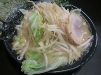 「醤油豚骨キャベもや」@横浜家系ラーメン 市ヶ家の写真