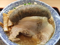 「【限定】背脂らー麺＋ジャンボソーセージ　７００円＋１００円」@らー麺土俵 鶴嶺峰の写真