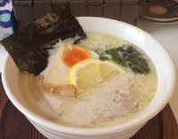「レモン牛乳ラーメン(700円)」@らーめんと餃子のカエル家の写真